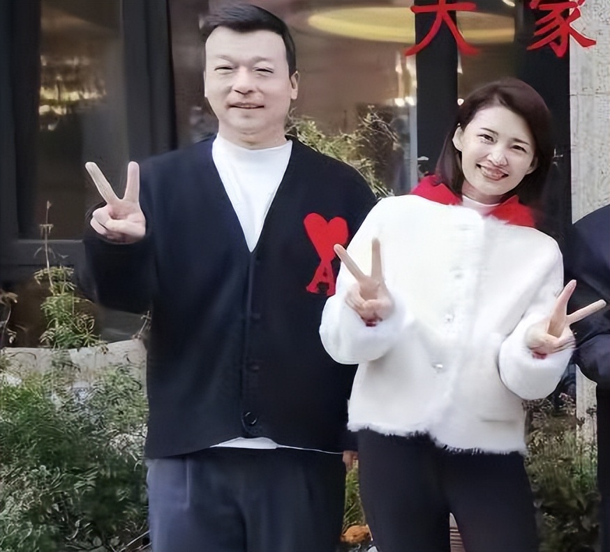 名主持马滢携总裁老公恩爱现身,全家豪宅前合影,女儿丹凤眼像爸