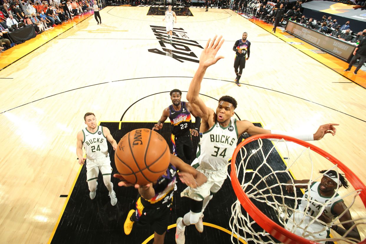 虎牙直播NBA雄鹿对太阳（霍勒迪联手米德尔顿发威，布克率队紧咬比分，雄鹿45-42太阳）