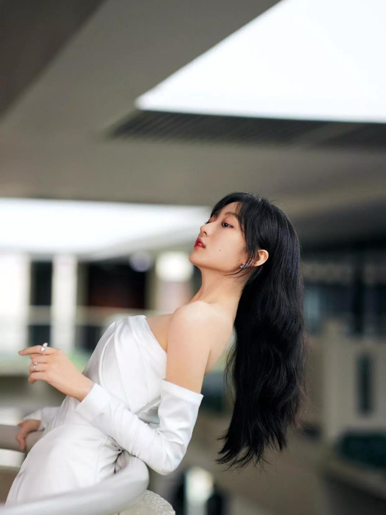 新晋小花孙千一袭白色开叉礼服裙,简约高级