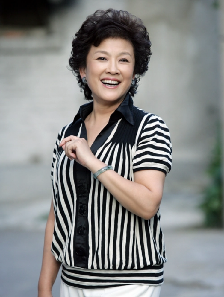 演员宋春丽：因拍戏终身不育，61岁却如愿当上母亲，自称无怨无悔