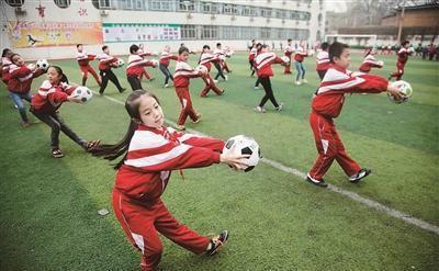 看看中小学各个足球特色学校，就知道我们的国足为什么不强了？
