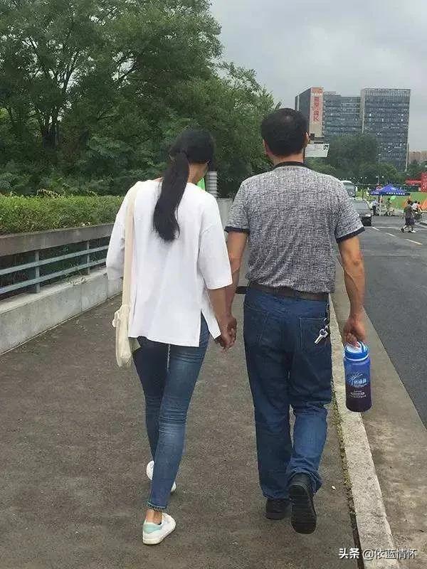 19岁女儿面临生死存亡，离婚后的父母双双归来，重新开始恋爱