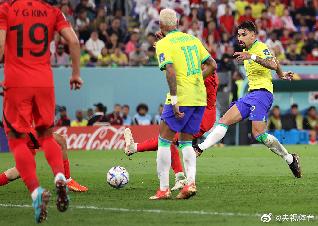 巴西4-1击败韩国，连续8届世界杯至少进入8强，赛后全队拉横幅支持贝利