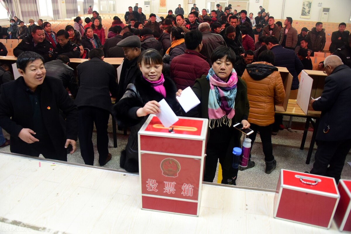 社区书记（主任）是否属于公职人员？是否拥有编制？是什么级别？