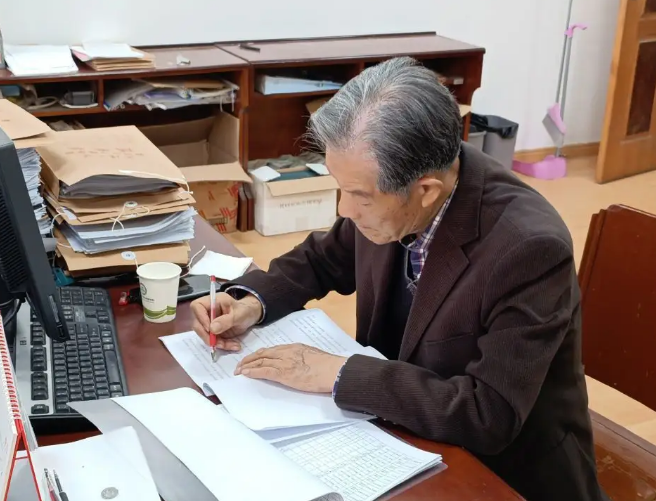 “留下是占用资源”，校长劝55岁高级教师退休，老教师的话惹怒赞