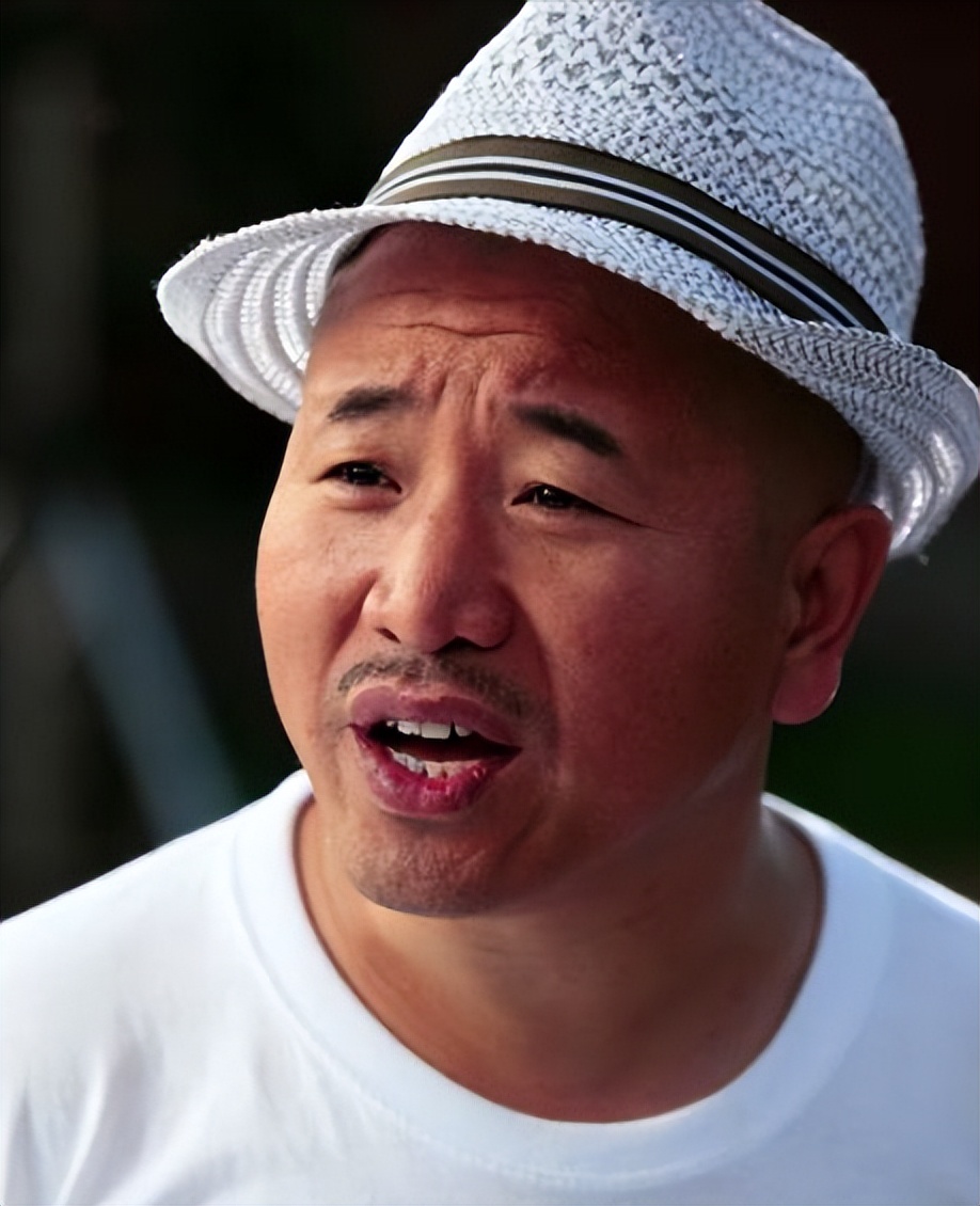 15年前,离开赵本山的"赵四"关小平,如今住豪宅开酒厂