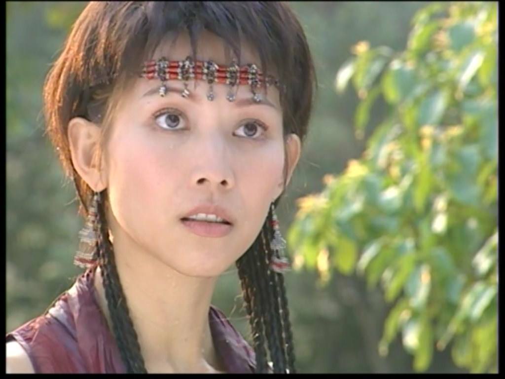 明明是同一个演员,但是在续篇中似乎换了脸,王后的脸发生了很大的变化。