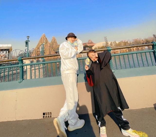 包文婧晒全家出游照，饺子暴风抽高，包贝尔被拍成一米八大长腿