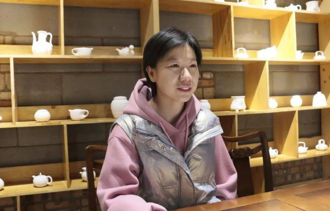 1994年，拾荒老人收养一独臂女弃婴，捡废品供她上学，如今怎样了