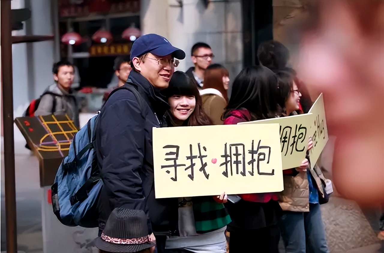 大学“免费抱”火了，女生身着民国服，容颜精致却让人“不敢”抱