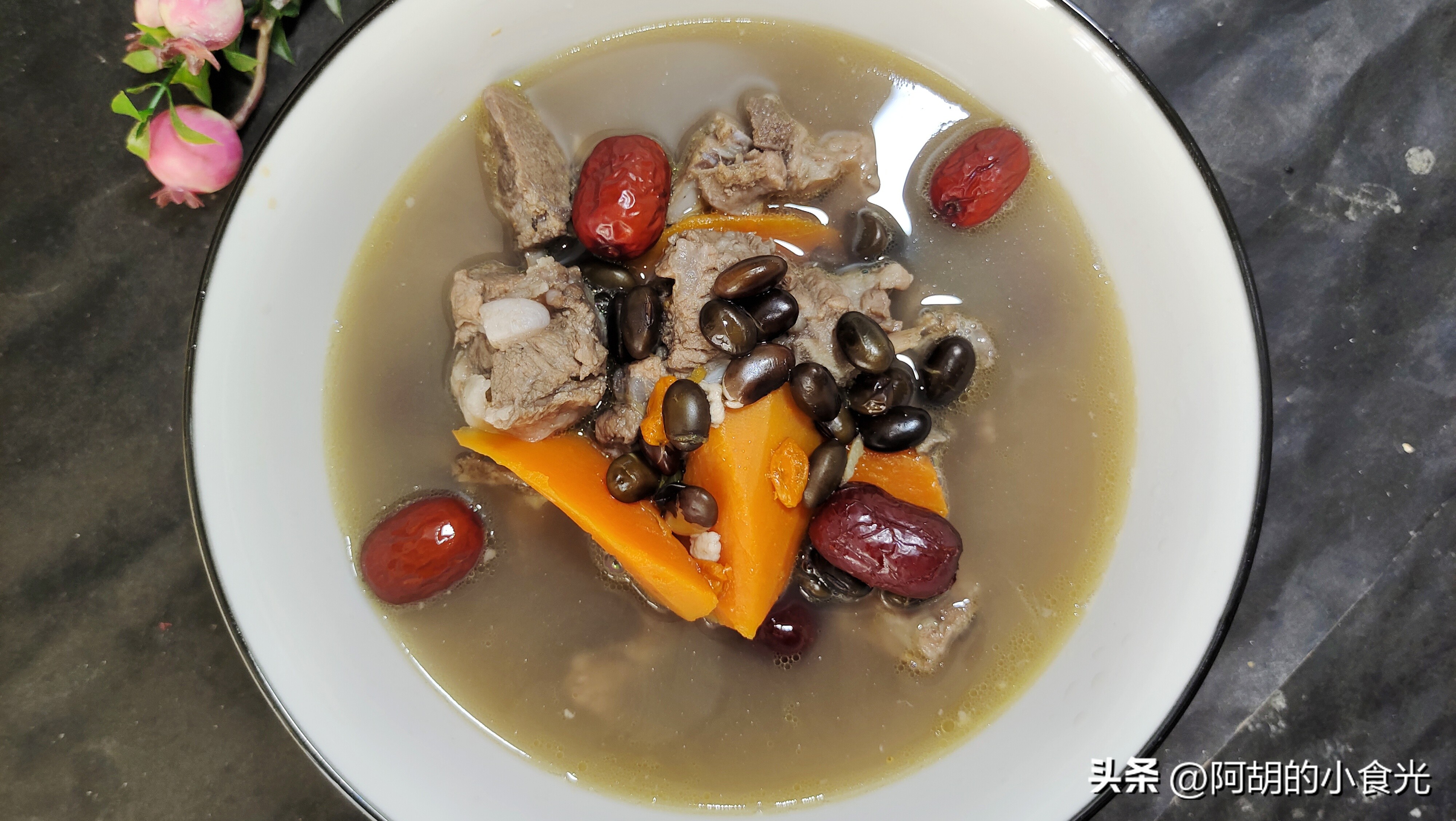 黑豆猪骨汤:"安神汤"一碗!安神助眠,每周喝3次,营养又美味