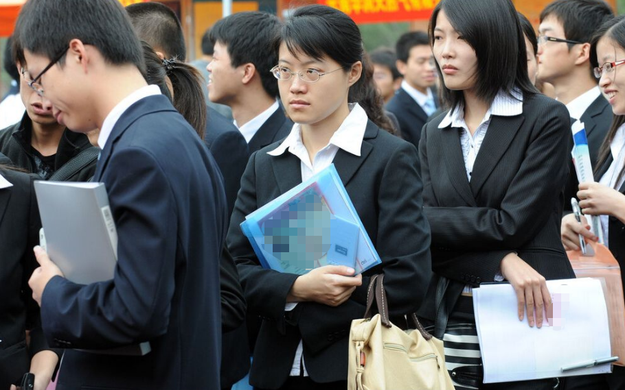 公务员迎来“聘任制”？考公的竞争力会减小吗？铁饭碗还吃香吗？