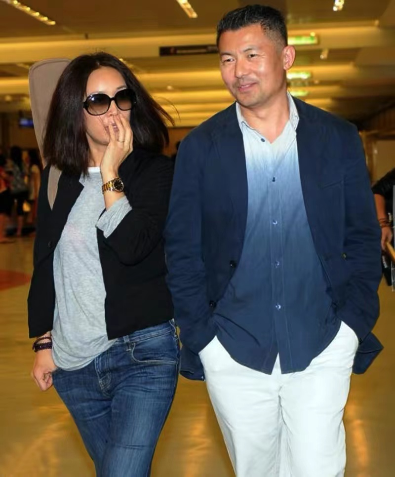 曝那英富豪老公婚内出轨,和神秘女亲密搂肩,现场画面曝光引争议