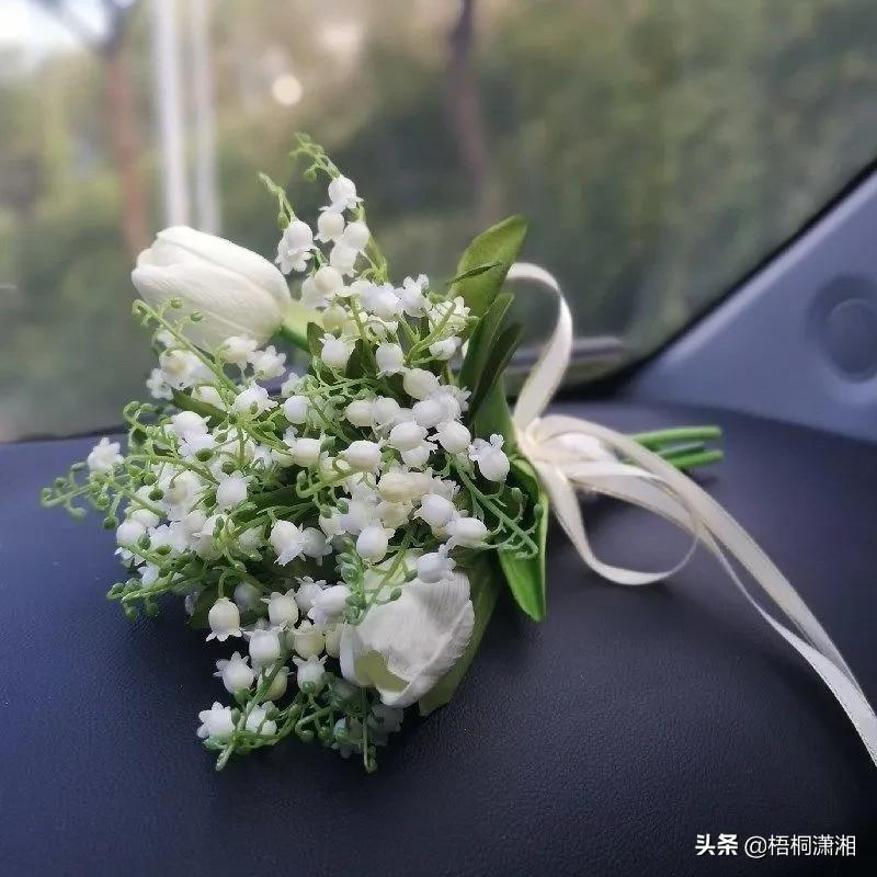 婚礼带花带哪边（婚礼那些人带配花）
