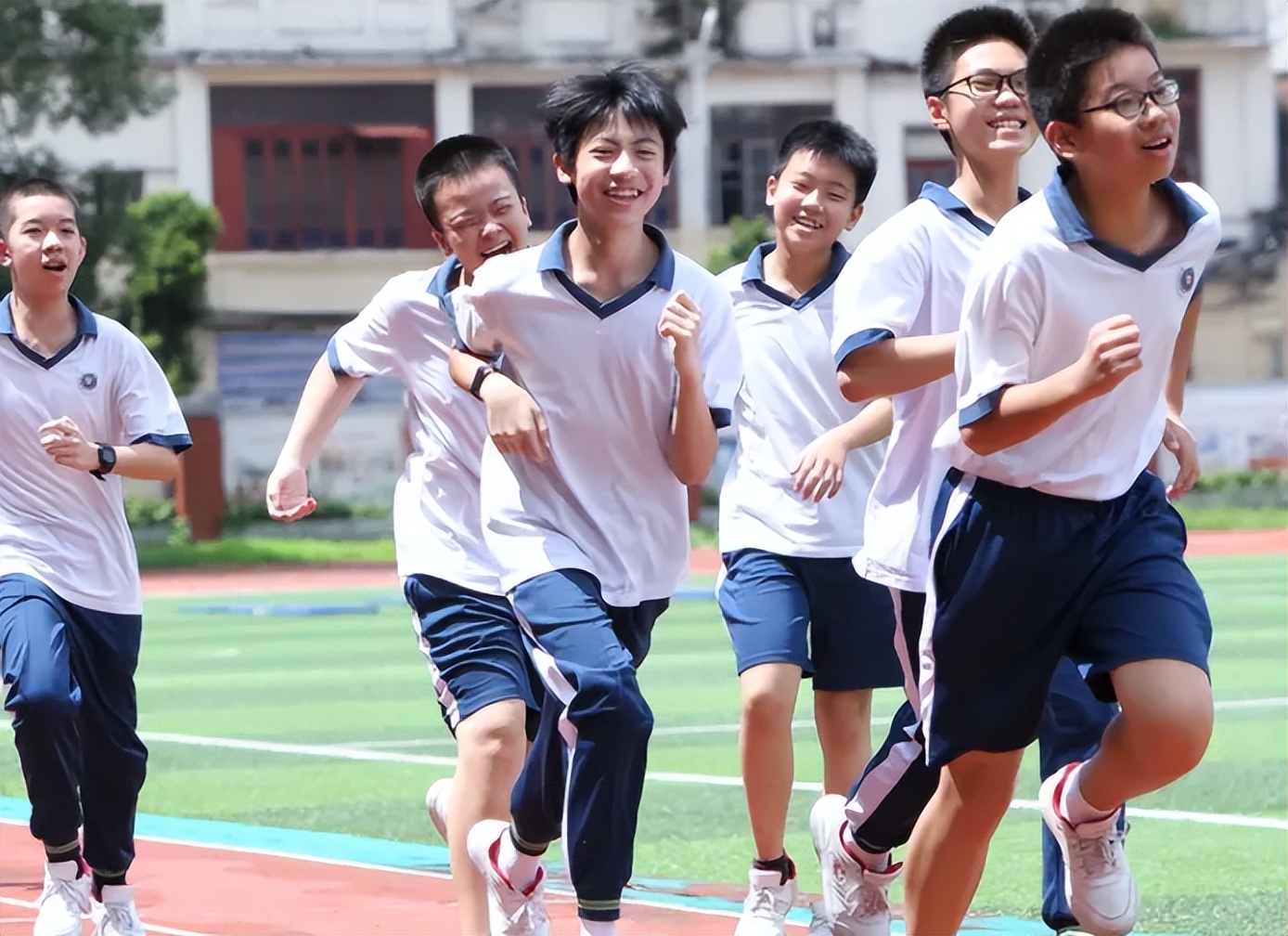 体育生集体“打疫苗”火了，画面十分养眼，让医护人员都心动不已