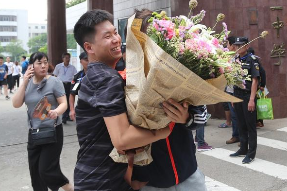 考生被清华录取，家长发朋友圈分享喜悦之情，收到的却是冷嘲热讽