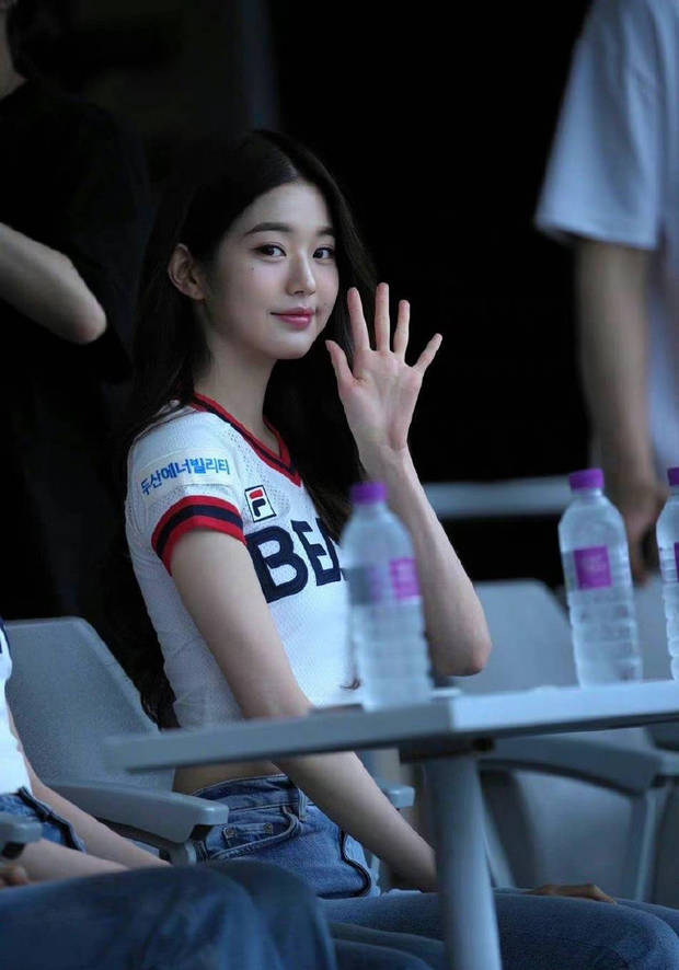 张元英为棒球比赛开球 运动装秀长腿青春元气