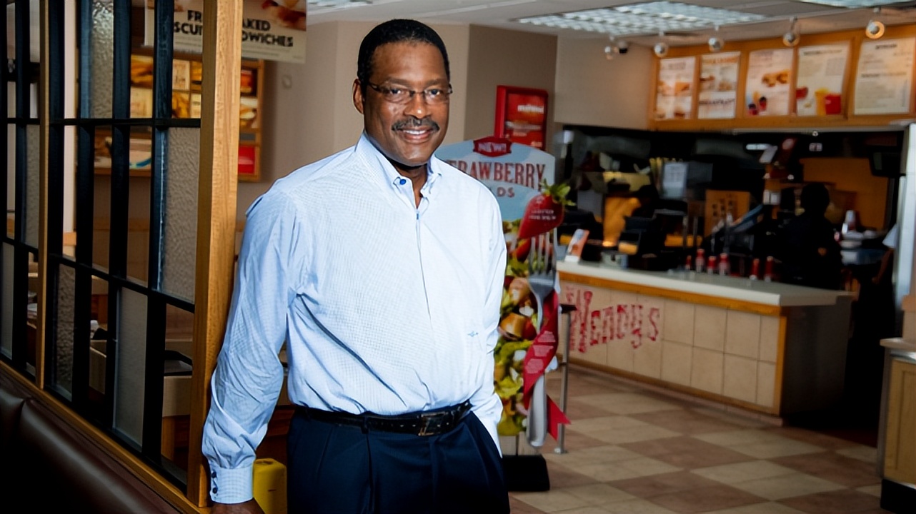 为什么nba球员挣钱多（NBA球星有多会赚钱？有人靠100万赚6亿 乔丹每年躺赚1亿）