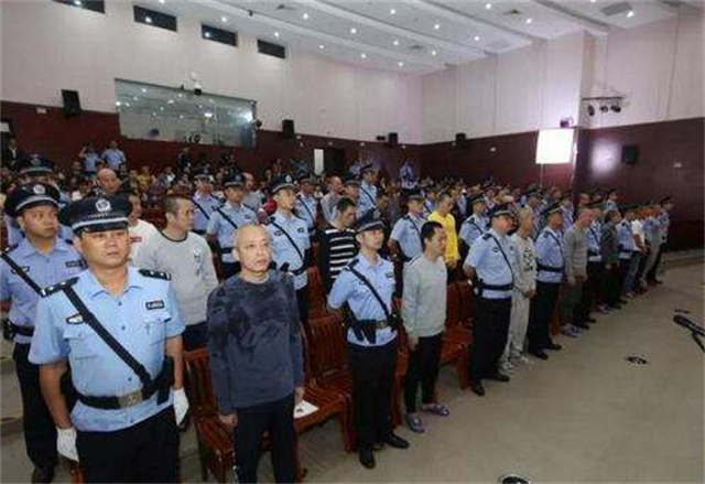 海南黑老大黄鸿发，警方突击抓捕，被捕时狼狈大喊“我没动”