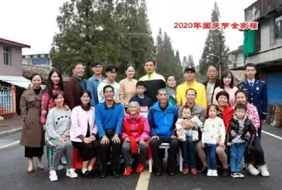 帅小伙和相差61岁的老太太拍婚纱照:这是好人得到的最美回报