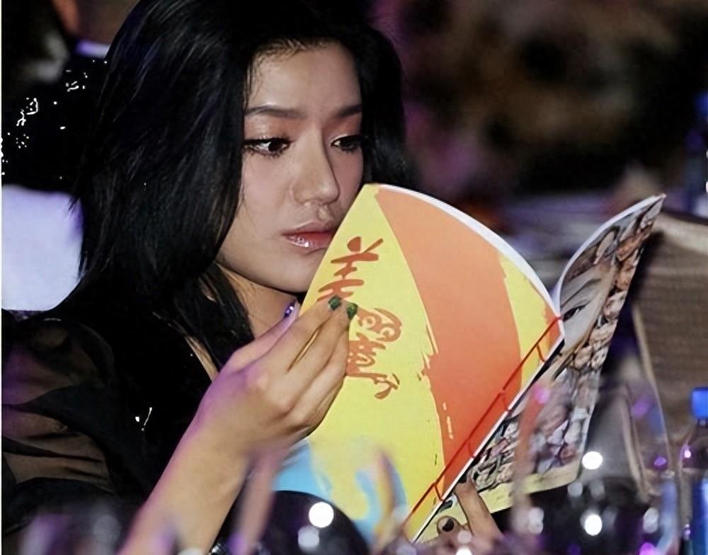 曾是超女冠军,却因整容失败像“怪物”,全身只剩下眼珠是自己的