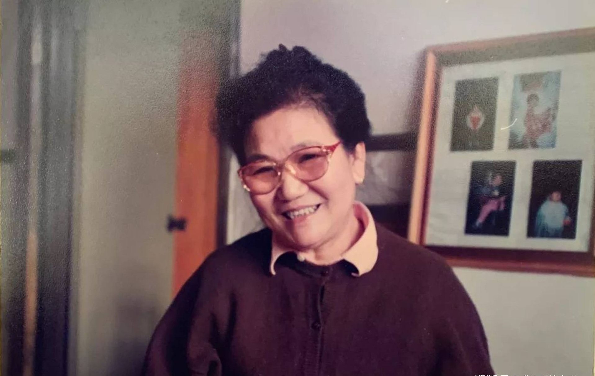 赵丽蓉去世22年其子罕露面!发福白发笑容像妈,回故居悼念引泪目
