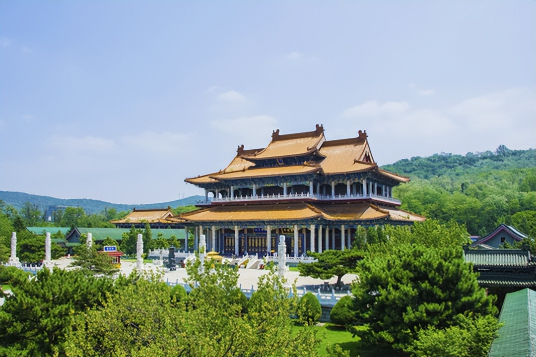 鞍山旅游景点(鞍山值得去的景区,色彩斑斓集七色为一体,游客络绎不绝)