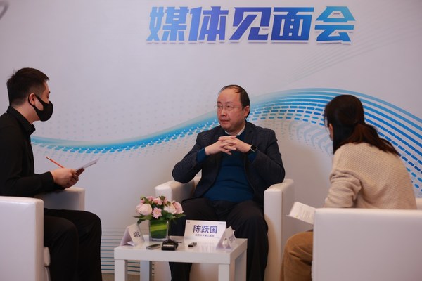 爱尔康携手中国屈光领域专家 助38岁以上屈光不正人群重返“睛春”