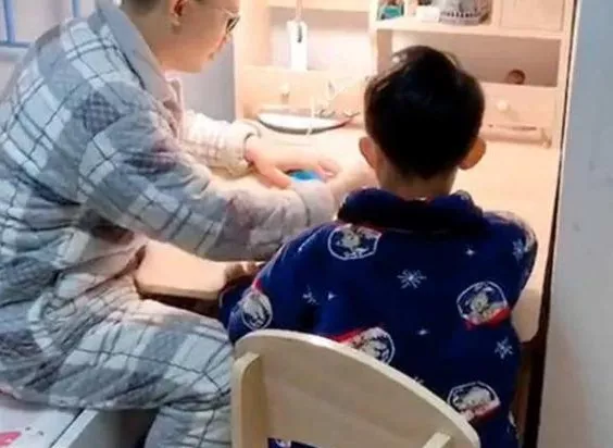 父母给孩子最好的礼物是教育（父母给孩子最好的礼物是榜样;孩子给父母）