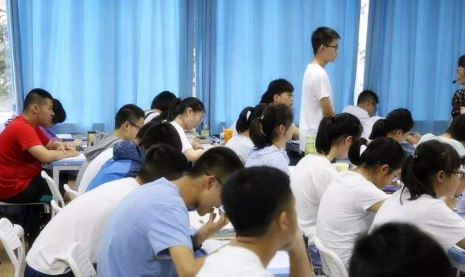 中考后要不要上初升高“銜接班”？班主任這樣說(shuō)，家長(zhǎng)：錢白花了