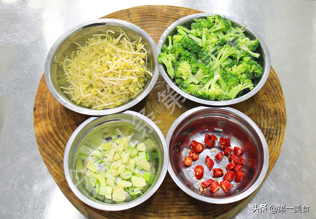 冬季天寒地冻，容易滑倒，推荐多吃这5种“高钙”食物，强筋健骨