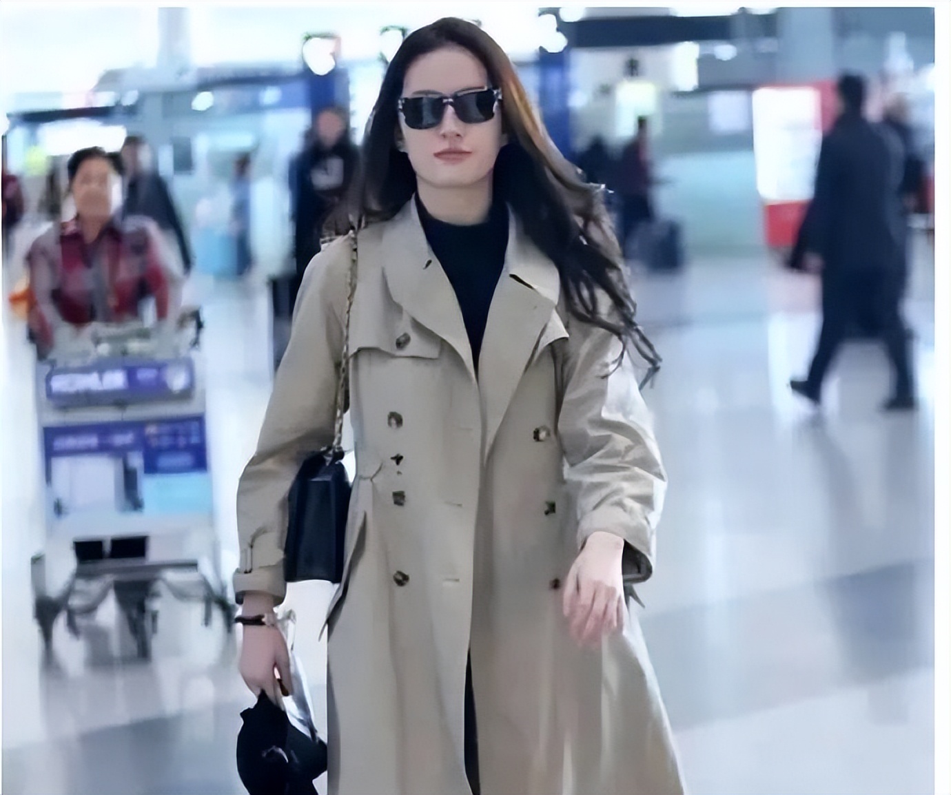 粉丝偶遇刘亦菲身穿风衣美丽动人