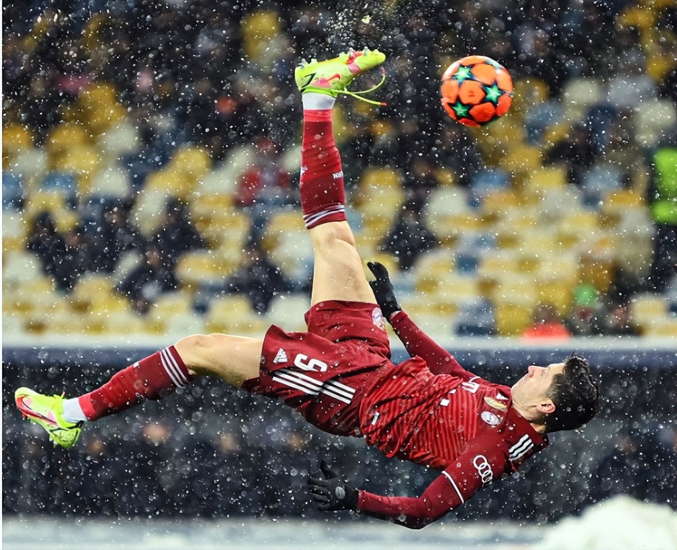 莱万倒钩梅西大巴黎首球在列(对比各类倒钩:贝尔最难,c罗最高,莱万最