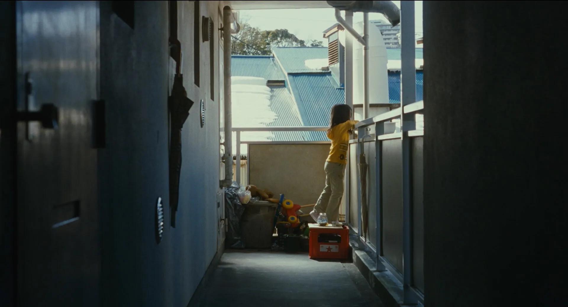 高分电影《小偷家族》，在残酷的现实里寻找一点点光亮