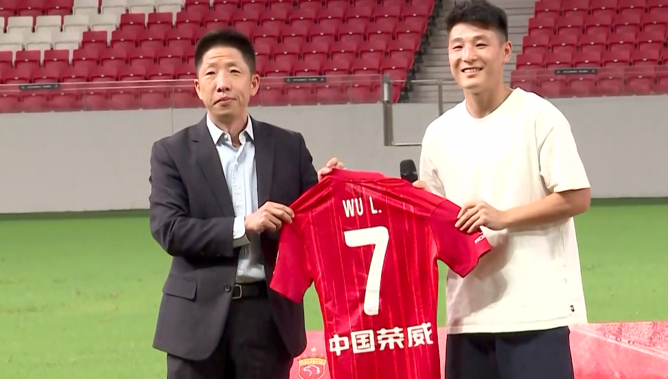 中国足球队7号武磊（武磊重获海港7号球衣！俱乐部董事长：欢迎他回家，带来更多进球）