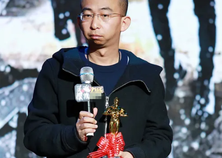 巨兴茂：长相太丑只能演配角，当导演后走向人生巅峰，老婆很漂亮