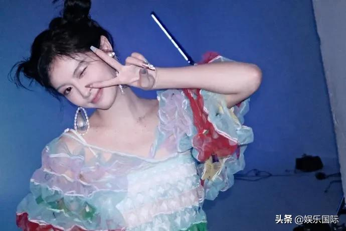 许佳琪抹胸裙秀香肩 夸张眼妆搭银发好吸睛