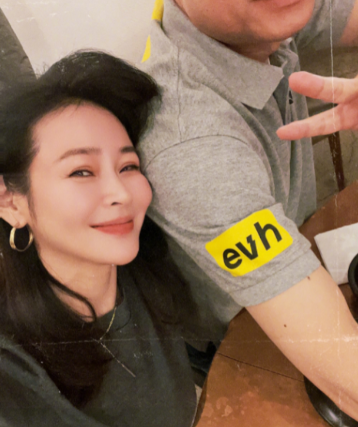 于明加:在最好的年纪嫁给"普通男人"胡俊,婚后生两女美满幸福