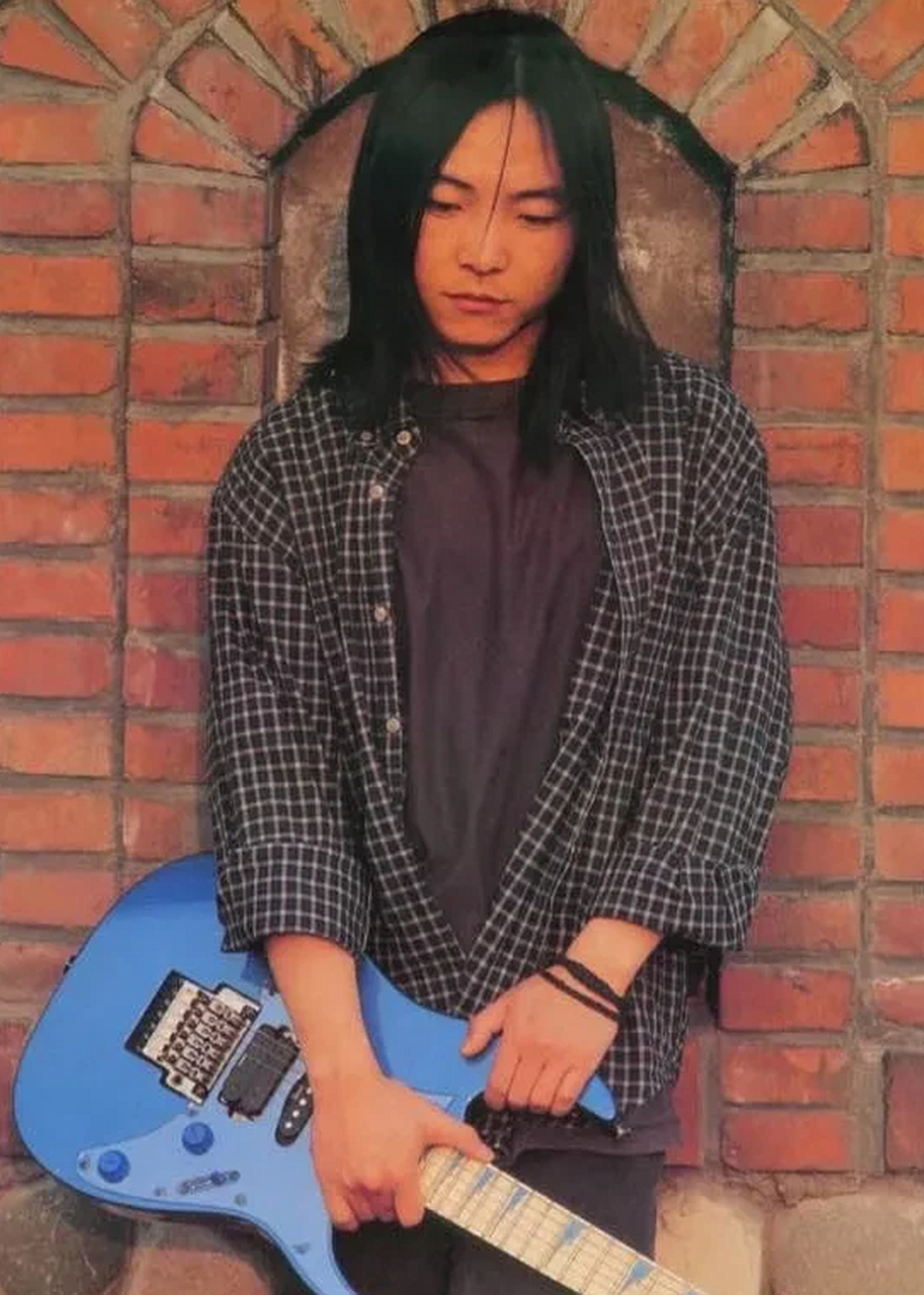 许巍演唱会上惊现"离奇一幕",女歌迷当场下跪,原因却令人泪目