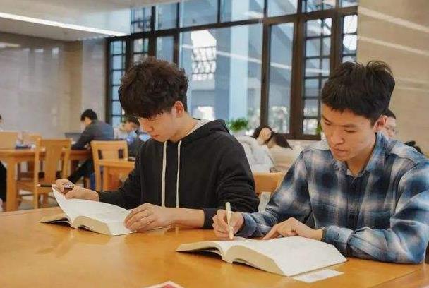 北大食堂偷拍照流出，师生的“反常”行为，让普通学子为之羞愧