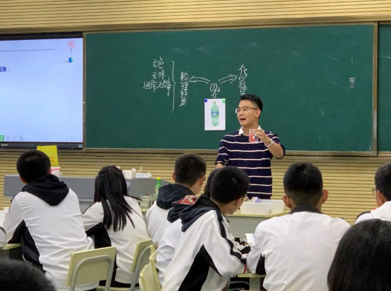 深圳大学一老师入职7年，月薪只有3000，因没钱交网费向校方求助