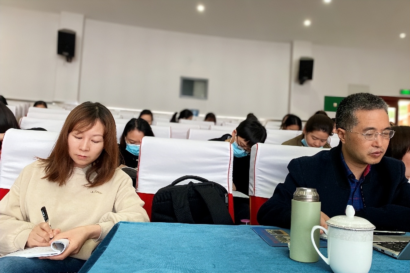 中和小学开展主题为“信息技术支持下的习作专题研修”研讨活动