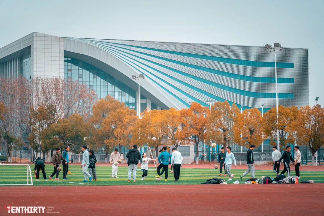 足球场地有真草吗(三角湖畔，有一所女足“黄埔军校”)