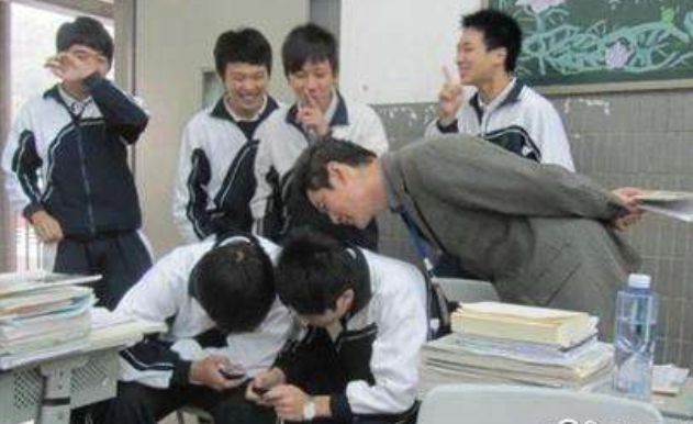 班主任突击查手机，一般人只会扔抽屉里，这波操作才是真正高手