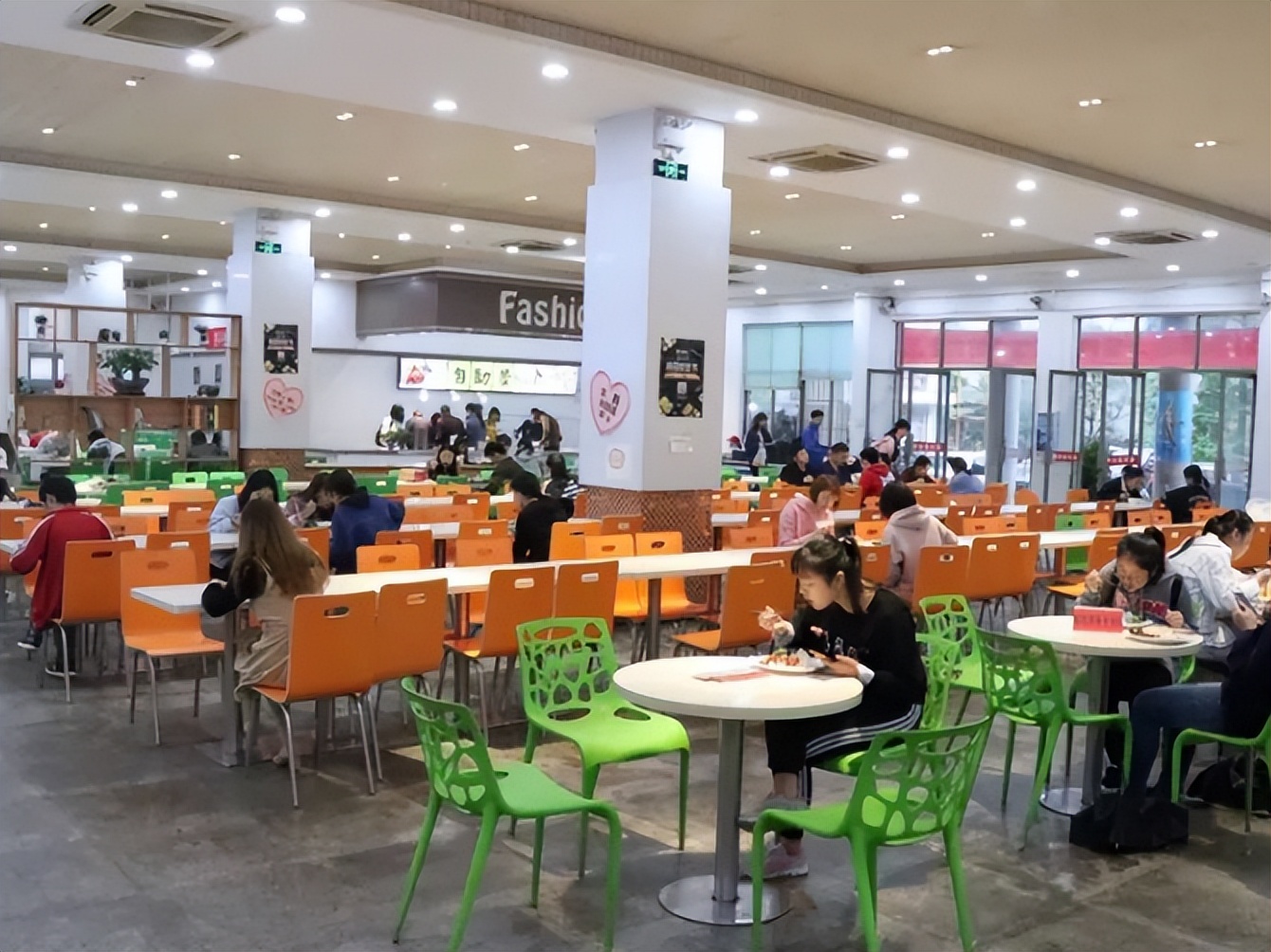 大学"阴间食堂"火了,吃饭环境让人一言难尽,学生:搞点阳间的