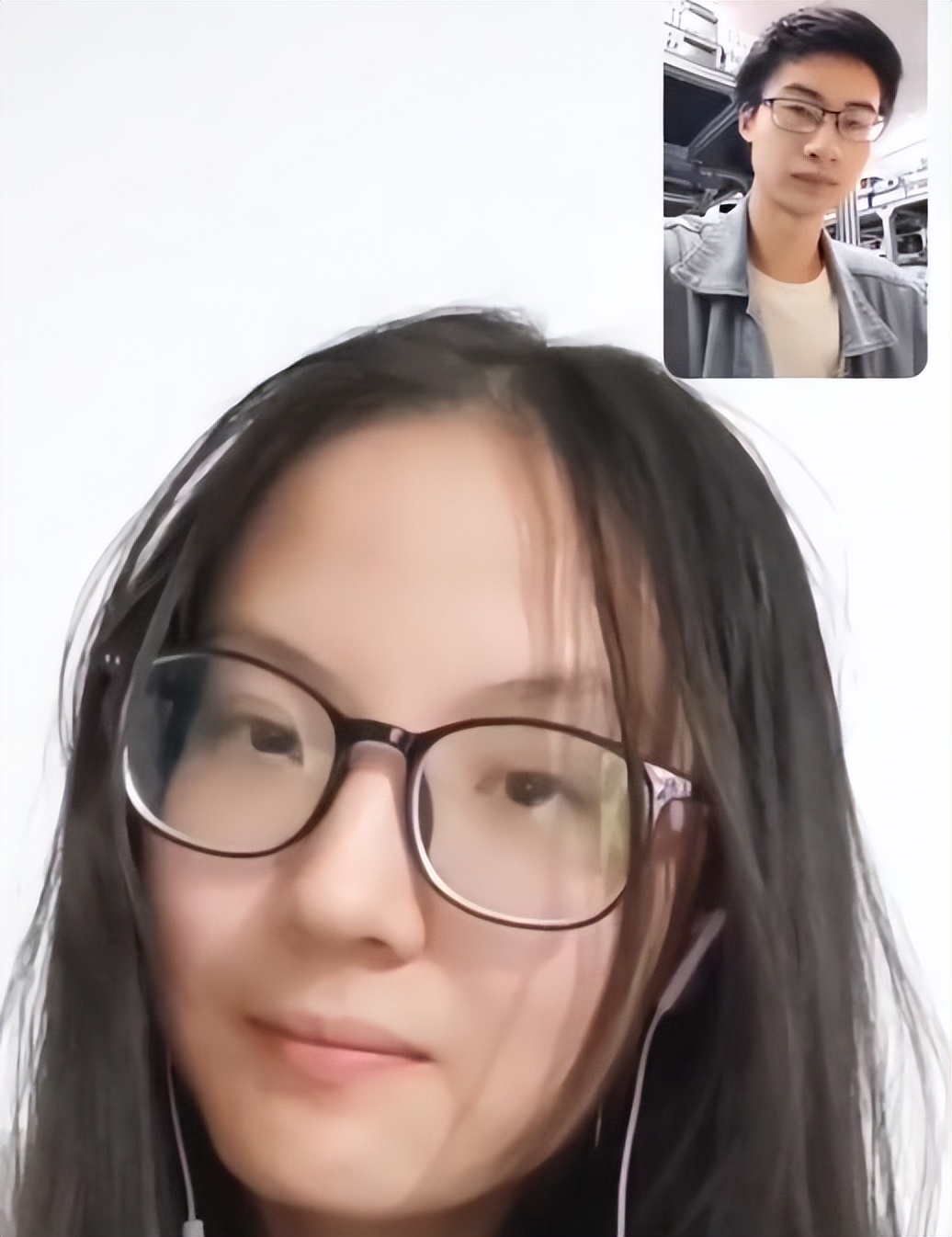 庞众望最新露面：和女朋友一同现身，戴着眼镜比以前爱笑了