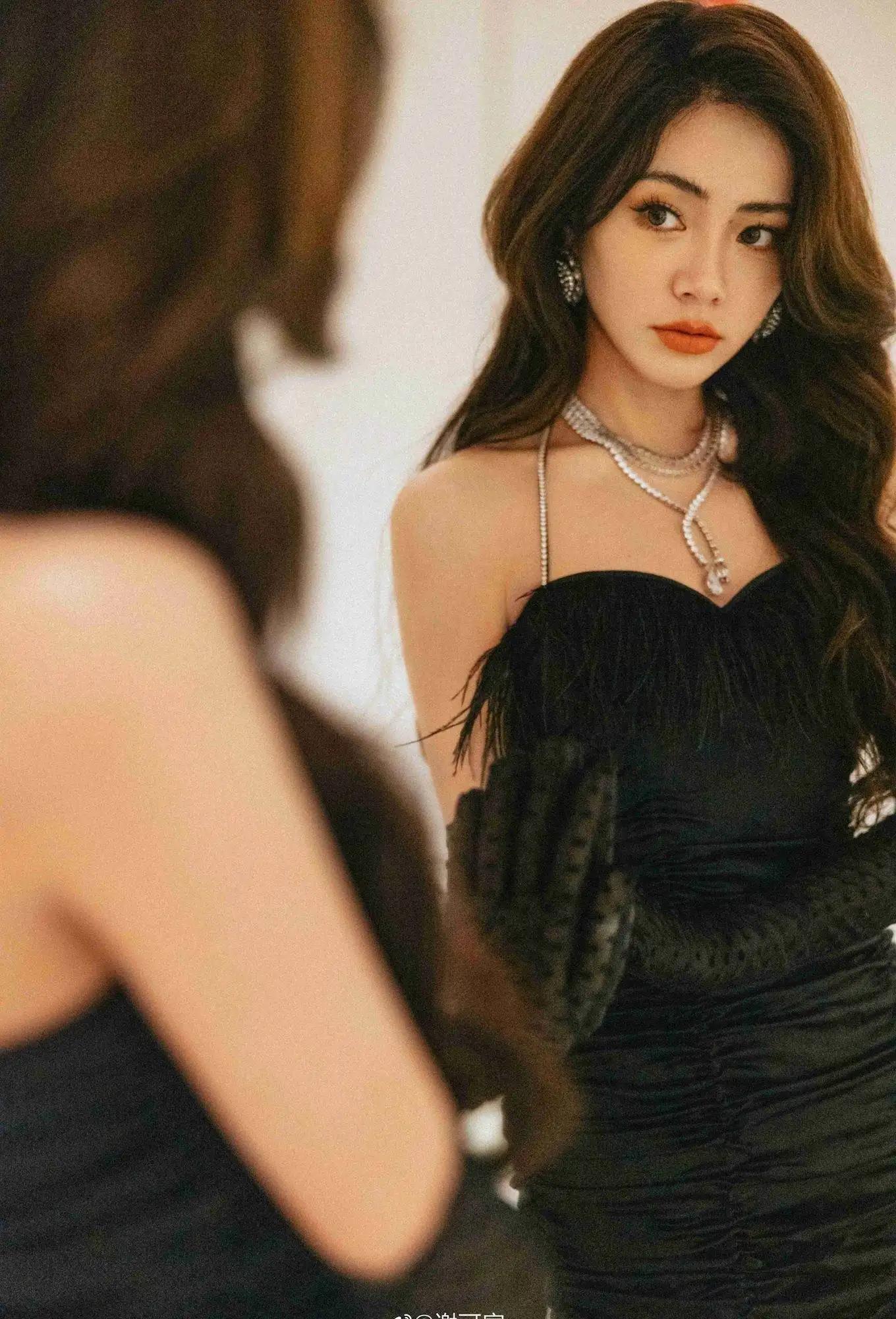 谢可寅黑色连衣裙长发飘飘