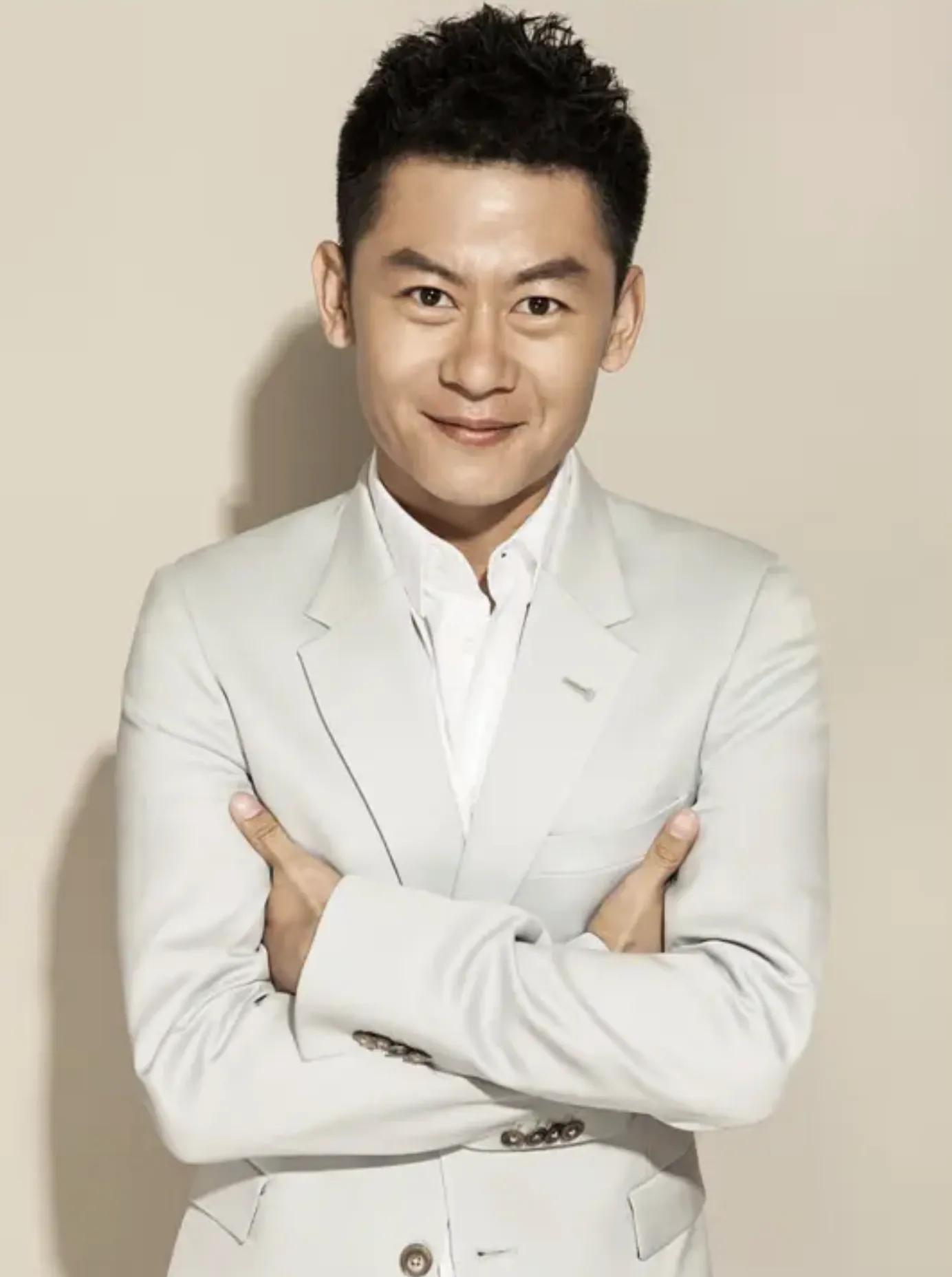 演员李健:长相帅气戏也好,42岁因《狂飙》走红,娶初恋生一女