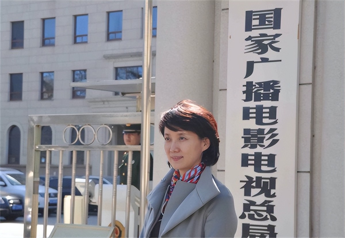 央视cctv13主持人(央视"首席女主播",《新闻联播》26年0失误,今59岁)