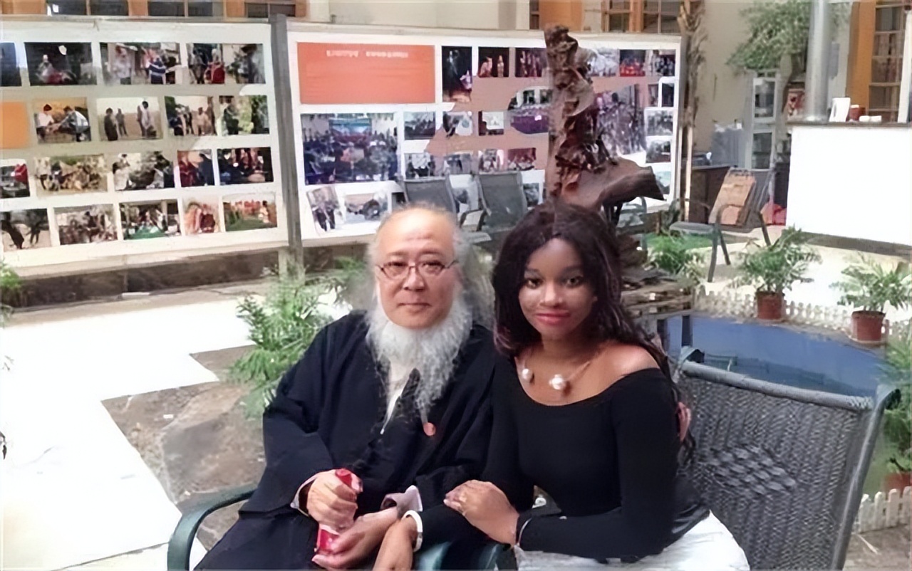 类似于僧侣的不眠之夜动漫(画家杨彦娶非洲少女,恩爱七年却出家,妻子